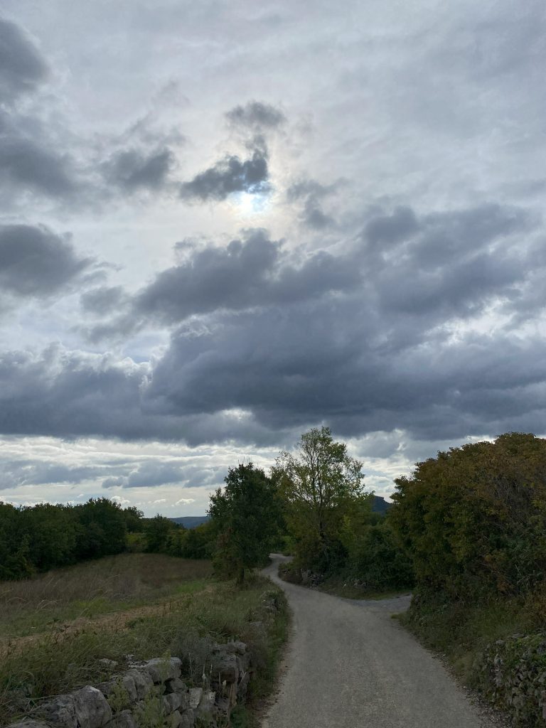 L'Ardèche méridionale est un paradis pour les amoureux de trail. Sur les hauteurs de Saint-Alban Auriolles