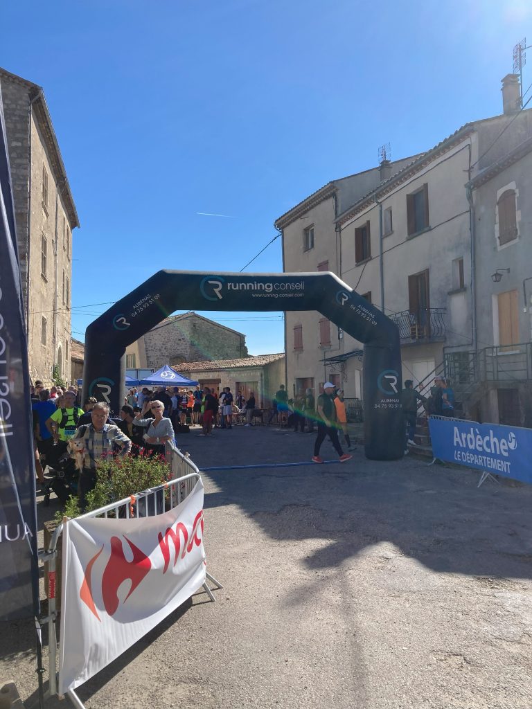 L'Ardèche méridionale est un paradis pour les amoureux de trail. Départ du Trail des Dolmens